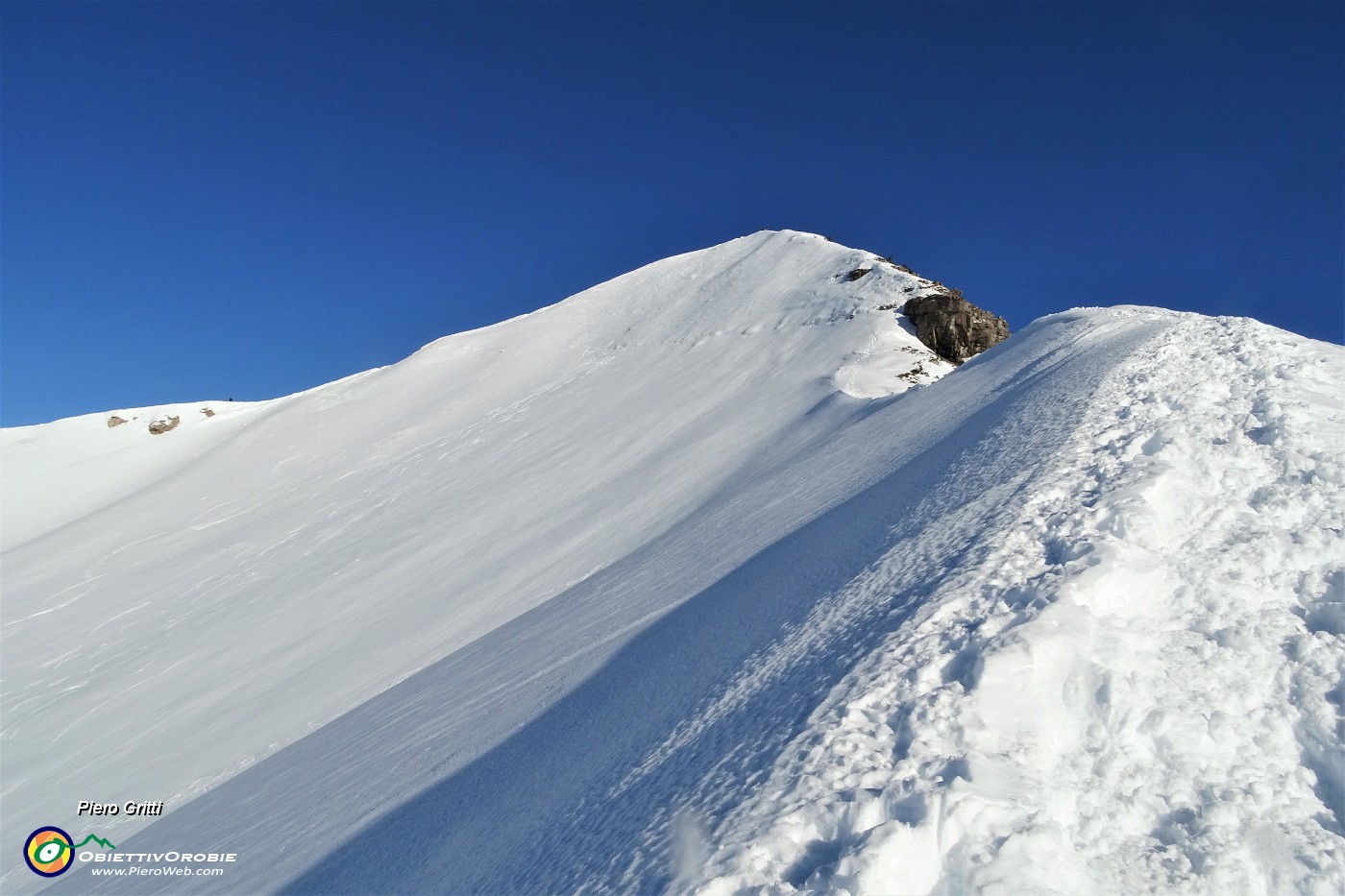 29 In decisa salita in cresta con cornici di neve a lato.JPG